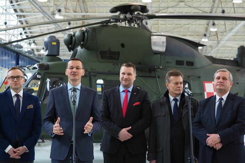 W listopadzie 2016 roku ówczesny wicepremier Mateusz Morawiecki wizytował PZL-Świdnik. Miesiąc wcześniej rząd zerwał negocjacje ws. zakupu Caracali. Na tej decyzji miały zyskać zakłady w Świdniku i Mielcu