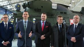 W listopadzie 2016 roku ówczesny wicepremier Mateusz Morawiecki wizytował PZL-Świdnik. Miesiąc wcześniej rząd zerwał negocjacje ws. zakupu Caracali. Na tej decyzji miały zyskać zakłady w Świdniku i Mielcu