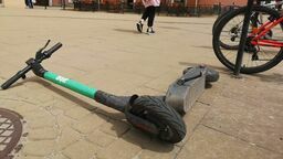 Właściciele nieprawidłowo zaparkowanych hulajnóg mają płacić miastu 50 zł za usunięcie pojazdu z drogi