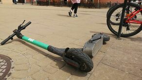 Właściciele nieprawidłowo zaparkowanych hulajnóg mają płacić miastu 50 zł za usunięcie pojazdu z drogi