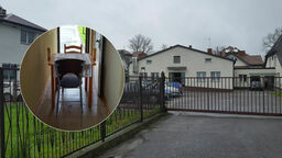 Miejsce, w którym pani Danuta mogła zobaczyć się z bratem bardzo ją zaskoczyło. To wąski korytarz w stróżówce znajdującej się przy bramie wjazdowej na teren ośrodka. Po obu stronach stolika krzesła, a na środku przegroda z pleksi