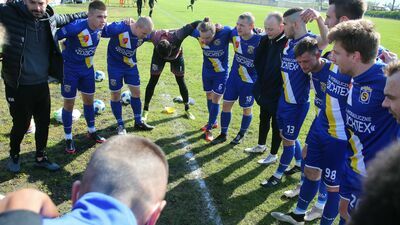 Piłkarze Stali Poniatowa koncentrują się przed pierwszym gwizdkiem

