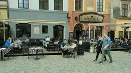 Praca w Lublinie. Restauracje szukają kucharzy, kelnerów i barmanów. Ile można zarobić?