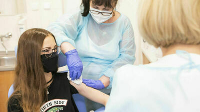 Chciałam zaszczepić się nie tylko dla siebie, ale też żeby rodzina i znajomi mogli czuć się bezpiecznie – mówi 16-letnia Karolina, która szczepiła się wczoraj w szpitalu przy ul. Jaczewskiego w Lublinie