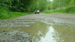 Ulica Węglinek. – Tam tylko można się nawdychać kurzu lub być ochlapanym – narzekają mieszkańcy