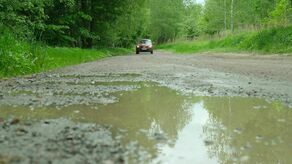 Ulica Węglinek. – Tam tylko można się nawdychać kurzu lub być ochlapanym – narzekają mieszkańcy