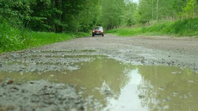Ulica Węglinek. – Tam tylko można się nawdychać kurzu lub być ochlapanym – narzekają mieszkańcy