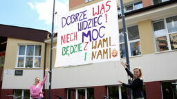 Wzruszające przyjęcie uczniów. Szkoła wywiesiła specjalny baner