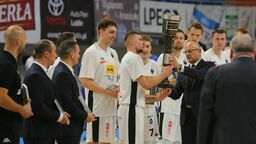 Mateusz Dziemba odbiera puchar za wicemistrzostwo Polski wywalczone w sezonie 2019/2020