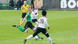 Ewelina Kamczyk (z piłką) zdobyła w Bydgoszczy dwie bramki

