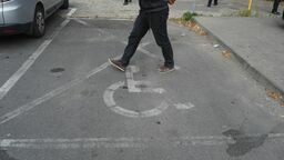 Biała Podlaska: „Koperty” dla niepełnosprawnych nie wszędzie są niebieskie