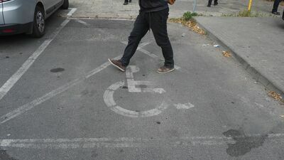 Biała Podlaska: „Koperty” dla niepełnosprawnych nie wszędzie są niebieskie