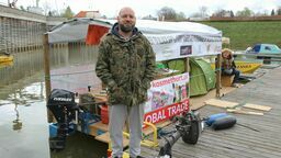 Andrzej Łagowski przez kilka miesięcy budował tratwę, którą ma zamiar pokonać niemal pół Europy odwiedzając m.in. Niemcy, Austrię, Węgry i Rumunię