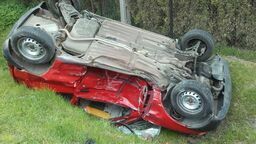 Dachowanie seicento w Kawęczynie. Kierowcę zabrał śmigłowiec