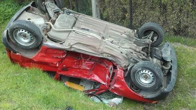 Dachowanie seicento w Kawęczynie. Kierowcę zabrał śmigłowiec