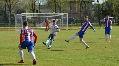 Ruch Izbica nie dał żadnych szans Spółdzielcy Siedliszcze wygrywając 7:0. Kapitan gospodarzy Michał Gałka strzelił cztery gole

