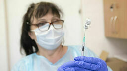 Drugą dawkę szczepionki przeciw COVID-19 przyjmiesz, gdzie chcesz. "To może doprowadzić do chaosu"