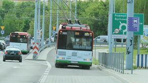W nocy z 27 na 28 maja skończył się wspomniany „okres trwałości”, więc teoretycznie już jutro miasto może tu wysłać drogowców, którzy zmienią oznakowanie. Tak szybko to jednak nie nastąpi