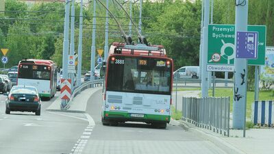 W nocy z 27 na 28 maja skończył się wspomniany „okres trwałości”, więc teoretycznie już jutro miasto może tu wysłać drogowców, którzy zmienią oznakowanie. Tak szybko to jednak nie nastąpi