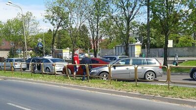 Auto bez kierowcy jechało główną ulicą. Właściciel był wtedy na zakupach