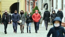 Koniec z maseczkami na świeżym powietrzu. Lista miejsc, gdzie wciąż trzeba będzie je nosić