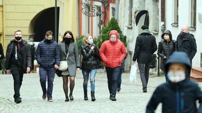 Koniec z maseczkami na świeżym powietrzu. Lista miejsc, gdzie wciąż trzeba będzie je nosić