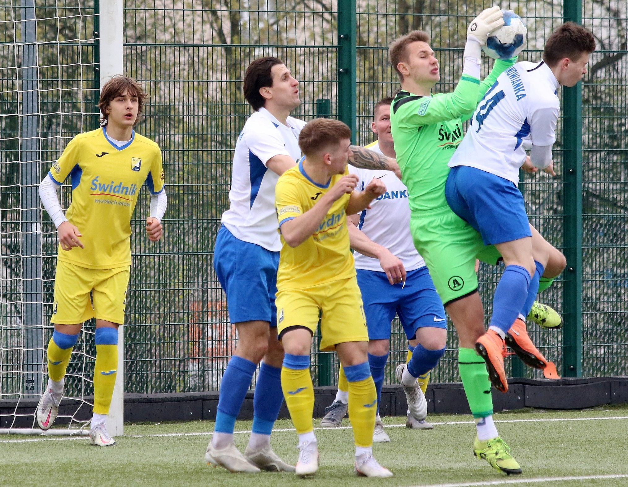 Michał Wojciechowski (w zielonym stroju) bronił bramki rezerw Avii Świdnik jedynie w drugiej połowie

