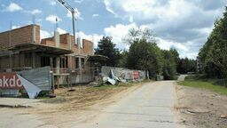 Ulicę Zygmunta Woźnego (na zdjęciu) oraz położoną dalej ulicę majora Bernaciaka „Orlika” w ciągu najbliższych miesięcy czeka przebudowa. Na lepszy dojazd czekają mieszkańcy nowych bloków powstających na os. Piaski