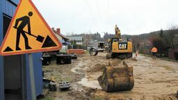 Na wartą ponad 1,3 mln zł przebudowę ul. Sypniewskiego (i bocznych) Puławy pozyskały rządową dotację. Niestety, potrzeby budowy przy okazji kanalizacji sanitarnej nie dostrzegł na czas MPWiK. Dopiero po „wyraźnym sygnale” ze strony Ratusza, środki znaleziono. Niestety, sięgnięto po te na Ceglaną