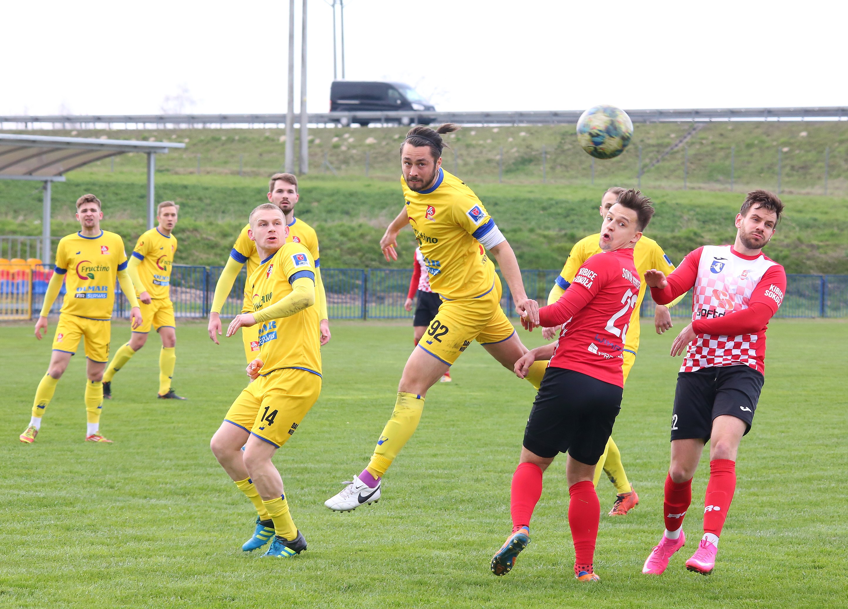 Piotr Bednarek (w żółtym stroju) i jego koledzy ulegli rezerwom Motoru Lublin

