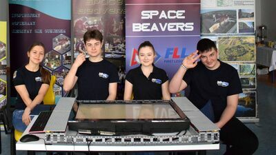 Na zdjęciu część zespołu Kosmiczne Bobry ze stworzoną przez nich grą podłogową. Do zespołu należą: Aleksandra Olszowa, Jakub Karaś, Natalia Sawicka, Maciej Krawczyk, Bartosz Piłat, Jacek Dryla oraz prowadząca zespół nauczycielka, Beata Małecka-Perszko