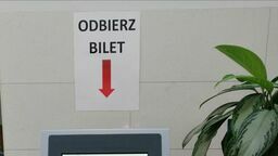 W sali obsługi Urzędu Miasta obowiązuje system kolejkowy 