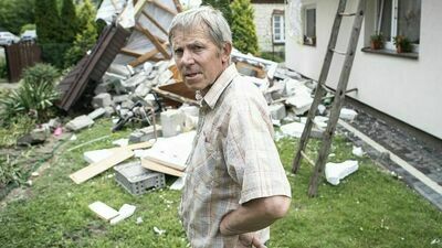 - Ledwo się człowiek z tamtego otrząsnął, a tu znowu - mówi Henryk Giza z Kolonii Szczekarków. - Po powodzi był generalny remont, okna wymienione. Dwa lata temu robiliśmy ocieplenie.