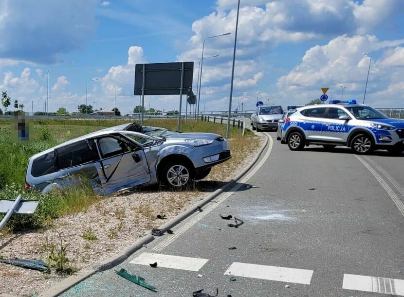 Dziewiętnastolatka z gminy Baranów wyjeżdżając z bocznej drogi prawdopodobnie nie zauważyła skrzyżowania. Doprowadziła do wypadku. Sama również odniosła obrażenia. Była trzeźwa.