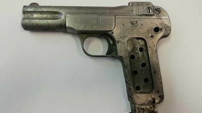 Nietypowa wizyta na komendzie. O czwartej rano i z bronią za pazuchą