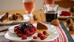 W pandemii Polacy jedli więcej słodyczy, dłużej spali i chętniej palili papierosy