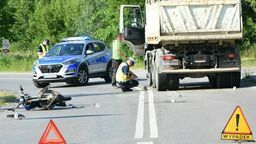 Romet nagle zjechał na przeciwny pas i uderzył w ciężarówkę