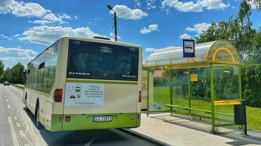 Na tylnych szybach 20 miejskich autobusów umieszczono już naklejki