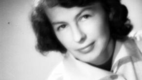 Danuta Szaflarska (1915-2017) aktorka filmowa i teatralna, która wystąpiła w ponad 40 rolach filmowych i ponad 80 teatralnych. Karierę aktorską, rozpoczętą we wrześniu 1939, zakończyła w listopadzie 2016, w wieku 101 lat. Była najdłużej pracującą i żyjącą polską aktorką. 