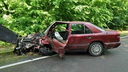 Wypadek podczas ulewnego deszczu. Dwaj kierowcy zostali ranni