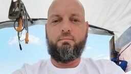 Pan Andrzej szuka wsparcia w przeprawie przez Ren 