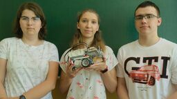 – Od dwóch tygodni pracujemy nad naszym projektem praktycznie codziennie. Wykorzystujemy każdą chwilę po lekcjach – opowiadają uczniowie: Bogusława Zalewska i Nazar Shevtsov. Między nimi stoi Weronika Socha, nauczyciel przedmiotów informatycznych