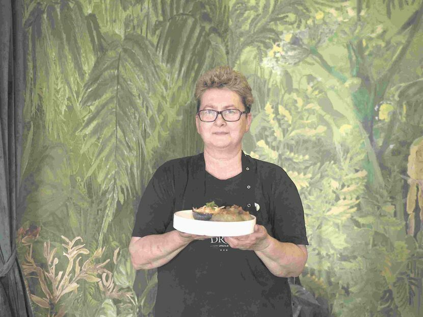 Lucyna Mantej, szefowa kuchni restauracji Hotelu Drob w Urszulinie prezentuje urszulińskie cepeliny, zwane przez miejscowych tarciuchami