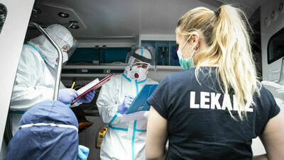 Obostrzenia na wakacje. Kiedy decyzje?