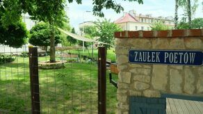 Zaułek Poetów zrealizowany w ramach BO. To otwarty skwer pomiędzy Miejsko-Powiatową Biblioteką Publiczną a Przedszkolem nr 6. Strefa rekreacji utworzona wokół starego drzewa, w otoczeniu zieleni. Ma być miejscem autorskich spotkań i koncertów. Z listy kosztów wynika, że najdroższa była tu wiata ze sceną, miejski monitoring, meble do siedzenia, komplet krzeseł z wózkiem i wodopój dla ochłody
