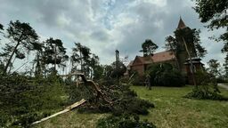 Zniszczenia po przejściu nawałnicy. Strażacy mieli problem z dotarciem do wezwania [zdjęcia]