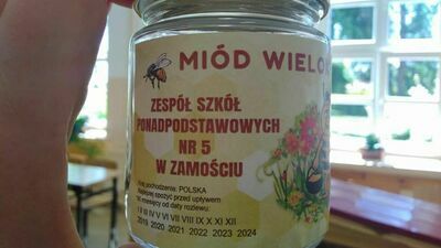 Pszczoły nad zamojską szkołą. Uczniowie mają za sobą pierwsze miodobranie