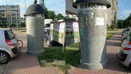 Nekrologi na środku chodnika. I jak tu przejść?