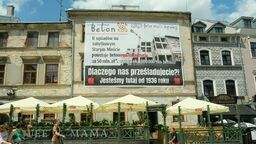 Awantura na Starym Mieście, banery na kamienicy. "Stop korupcji", "Stop układom"