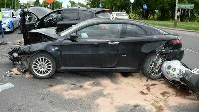 Zamość. Najpierw dwa samochody, młody motocyklista też nie zdążył wyhamować